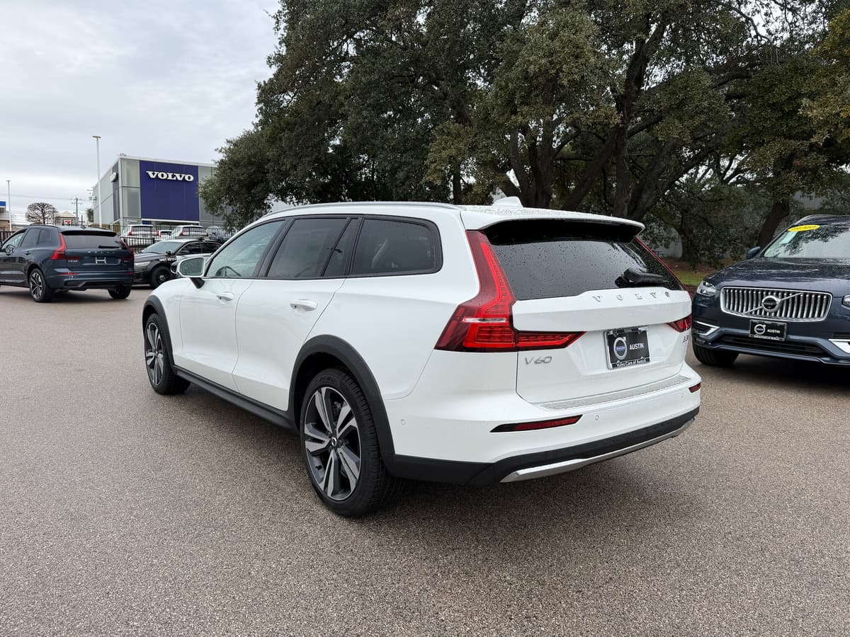 2026 Volvo V60 Cross Country - Image 4
