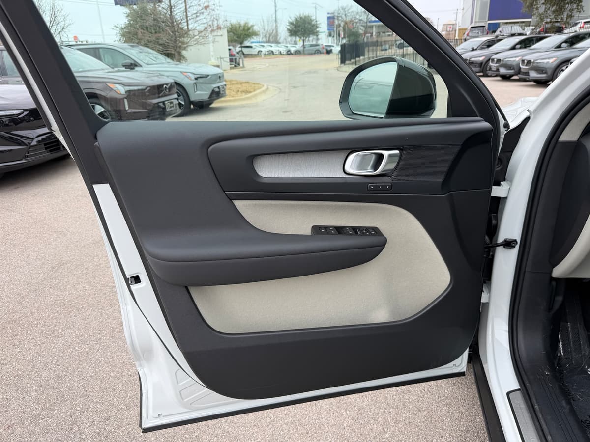 2026 Volvo XC40 - Image 16