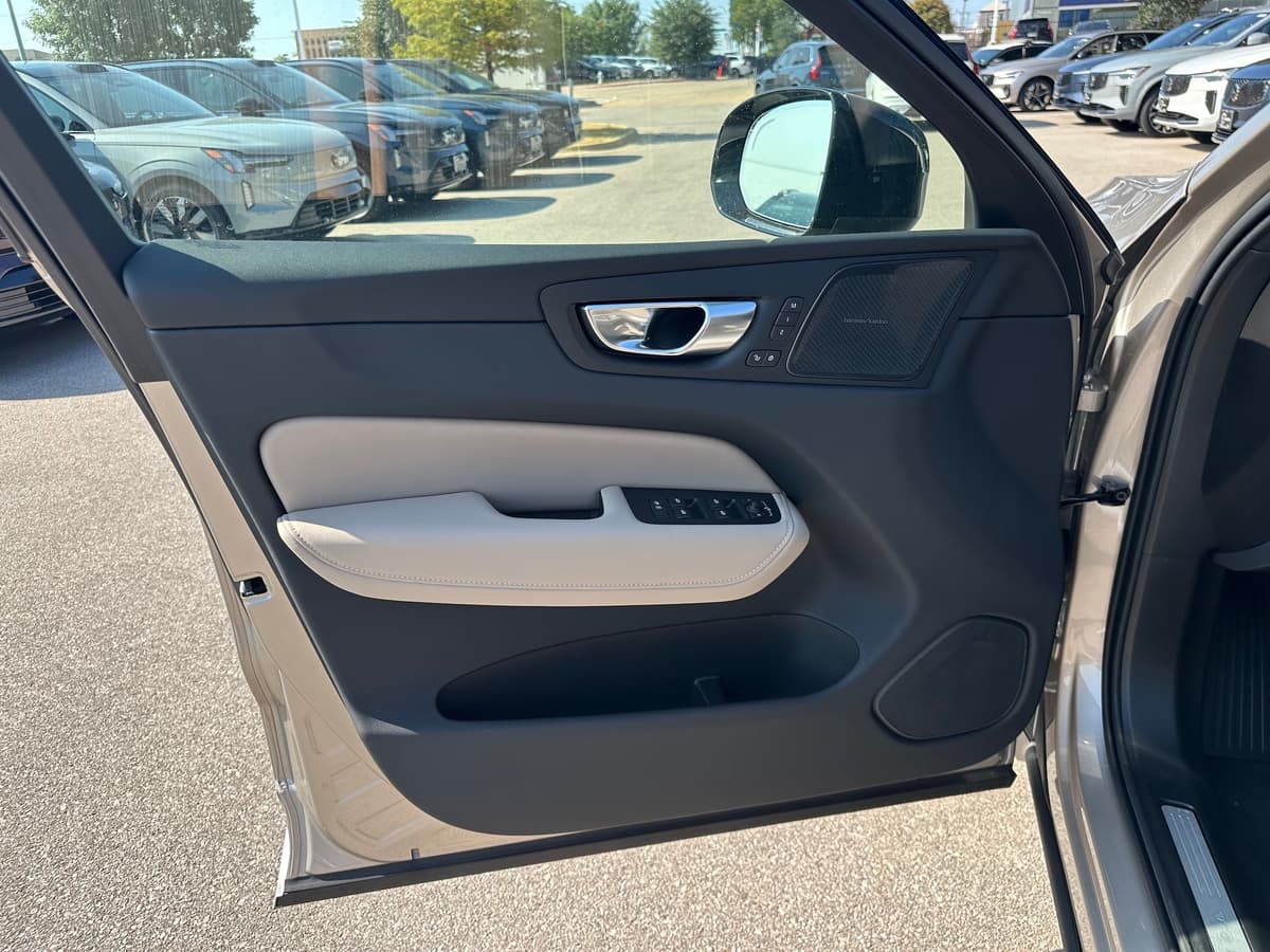 2026 Volvo XC60 - Image 17