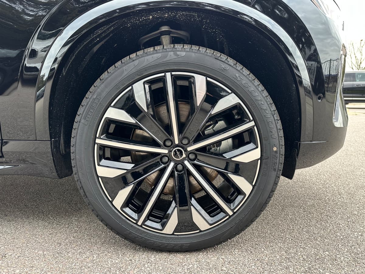 2025 Volvo XC90 plug-in hybrid - Image 7