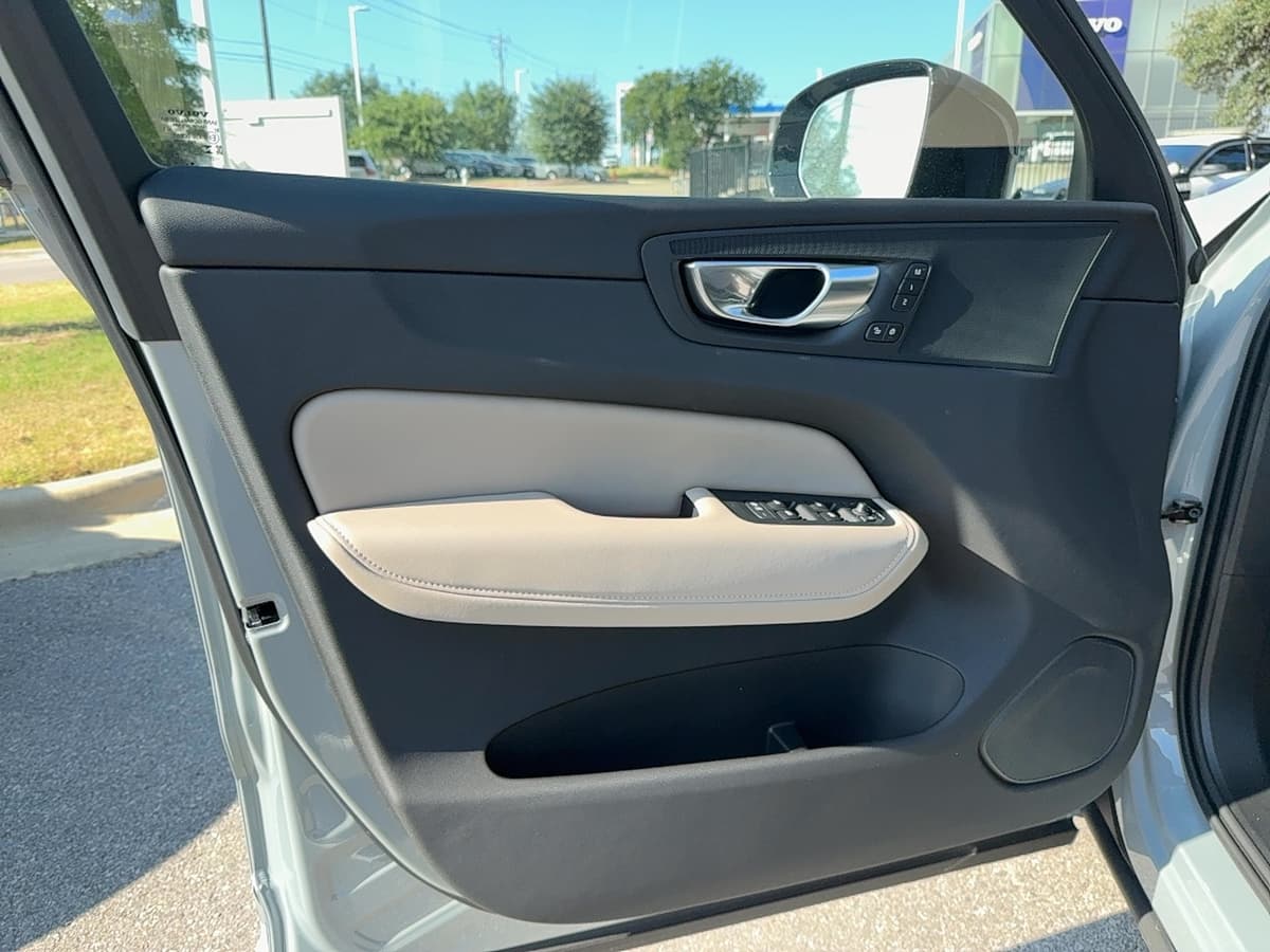 2026 Volvo XC60 - Image 10