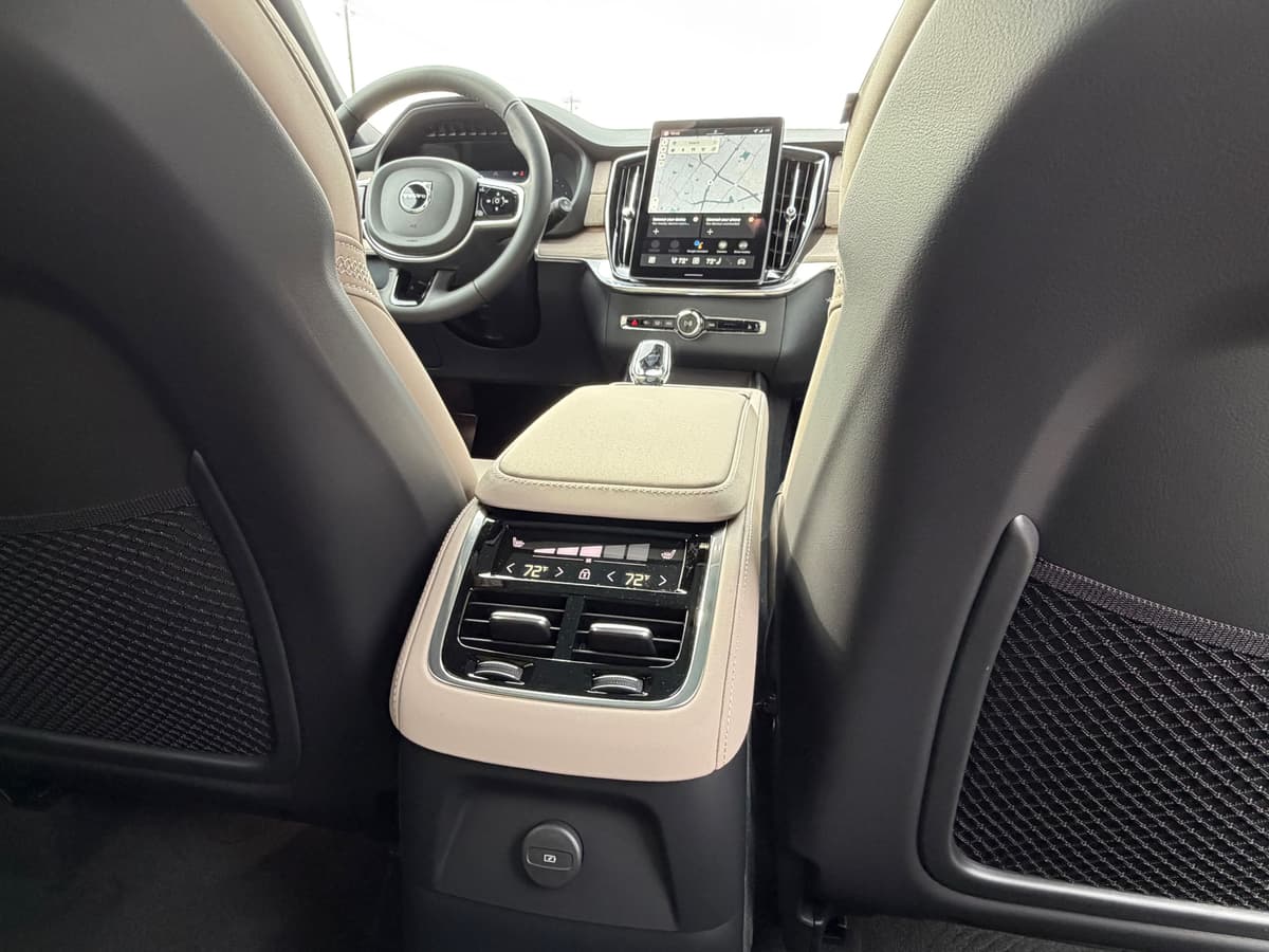 2026 Volvo XC90 plug-in hybrid - Image 12