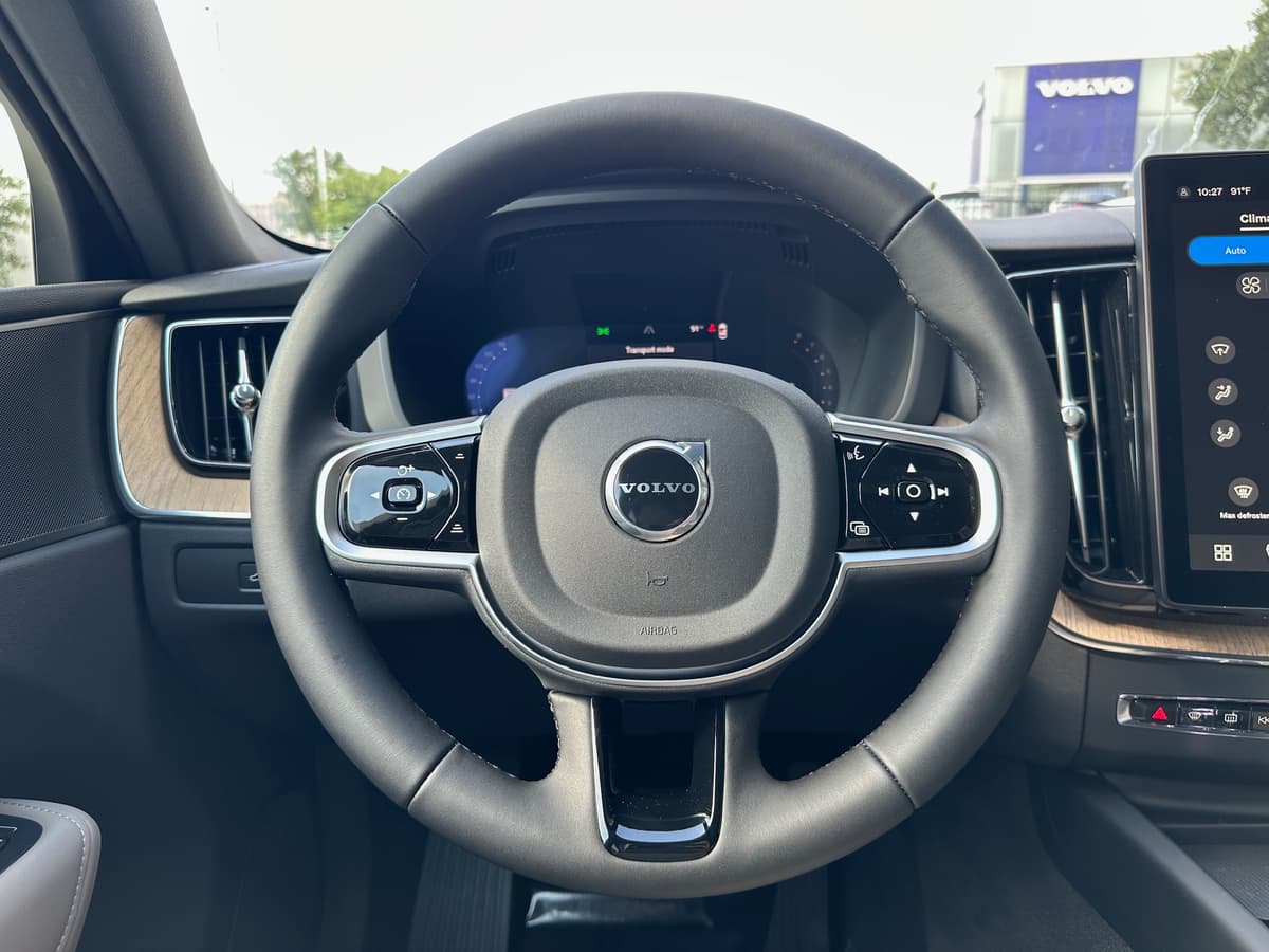2026 Volvo XC60 - Image 14