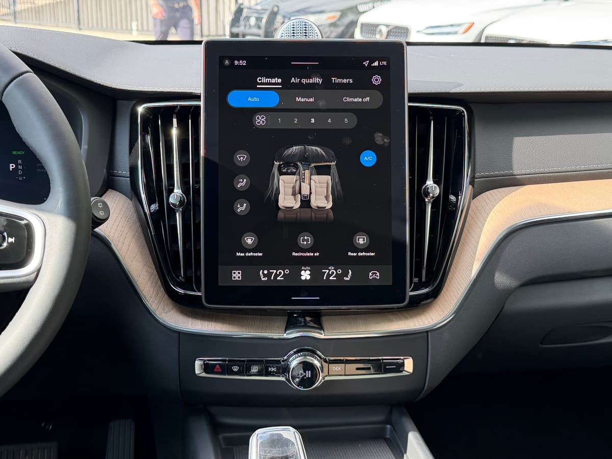 2026 Volvo XC60 plug-in hybrid - Image 12