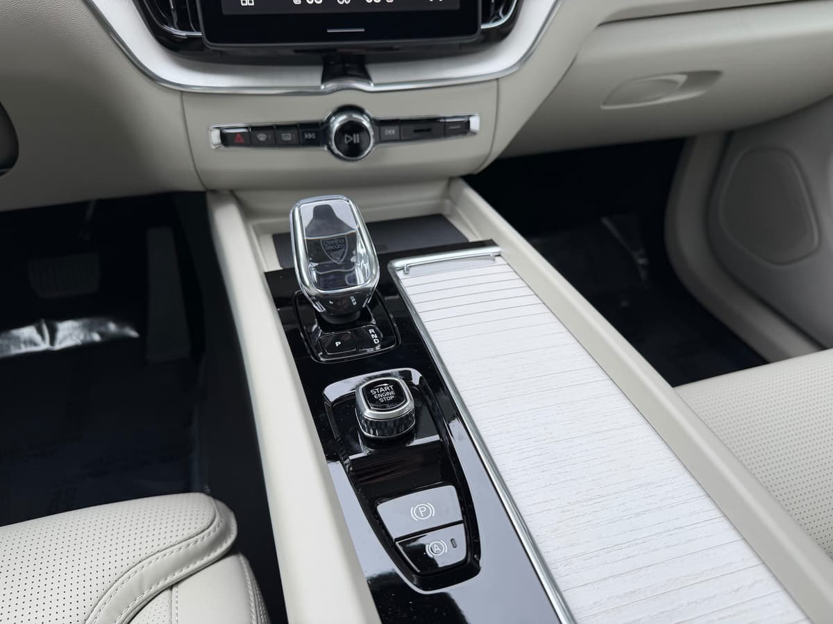 2026 Volvo XC60 - Image 13
