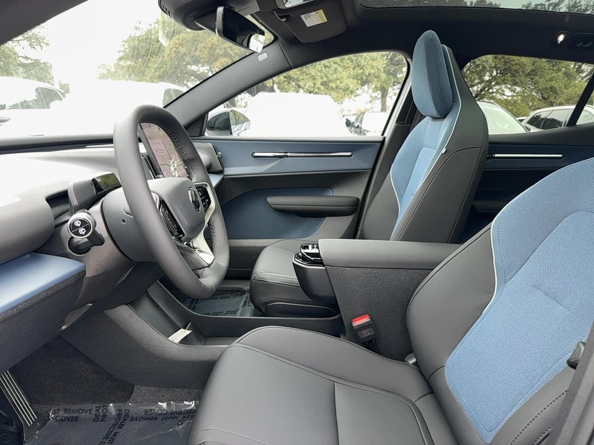 2026 Volvo EX30 - Image 11