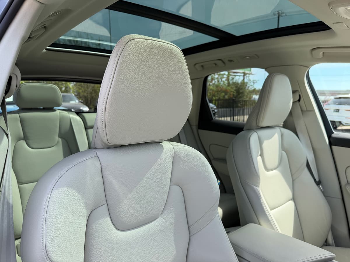 2023 Volvo XC60 - Image 11