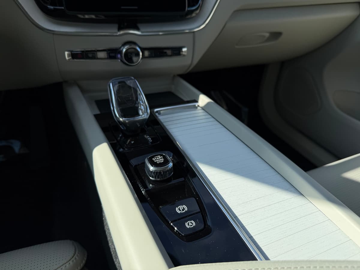 2026 Volvo XC60 - Image 13