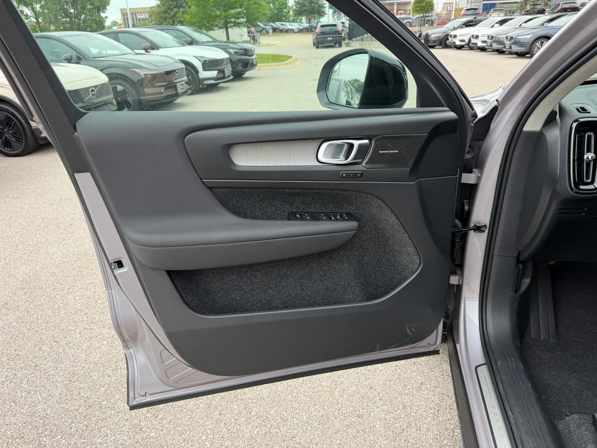 2026 Volvo XC40 - Image 16