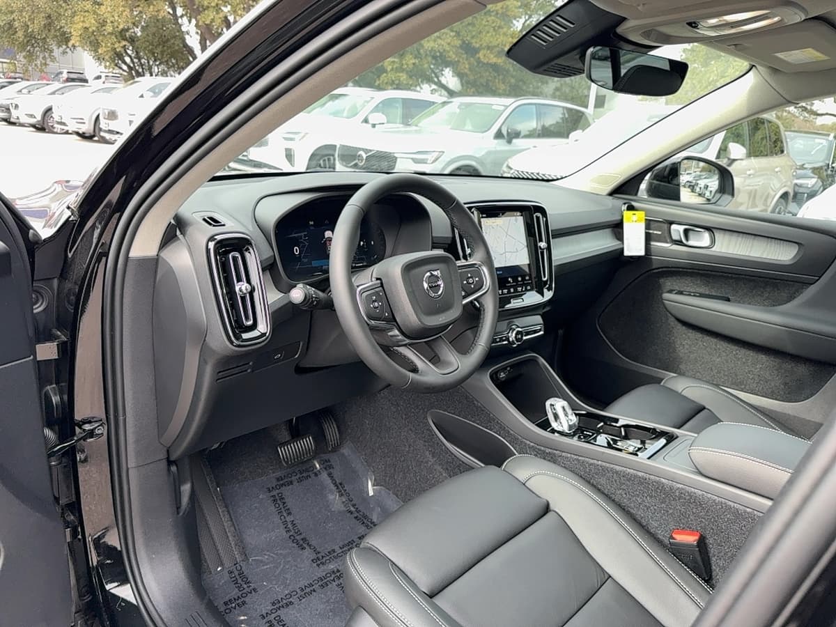 2026 Volvo XC40 - Image 11