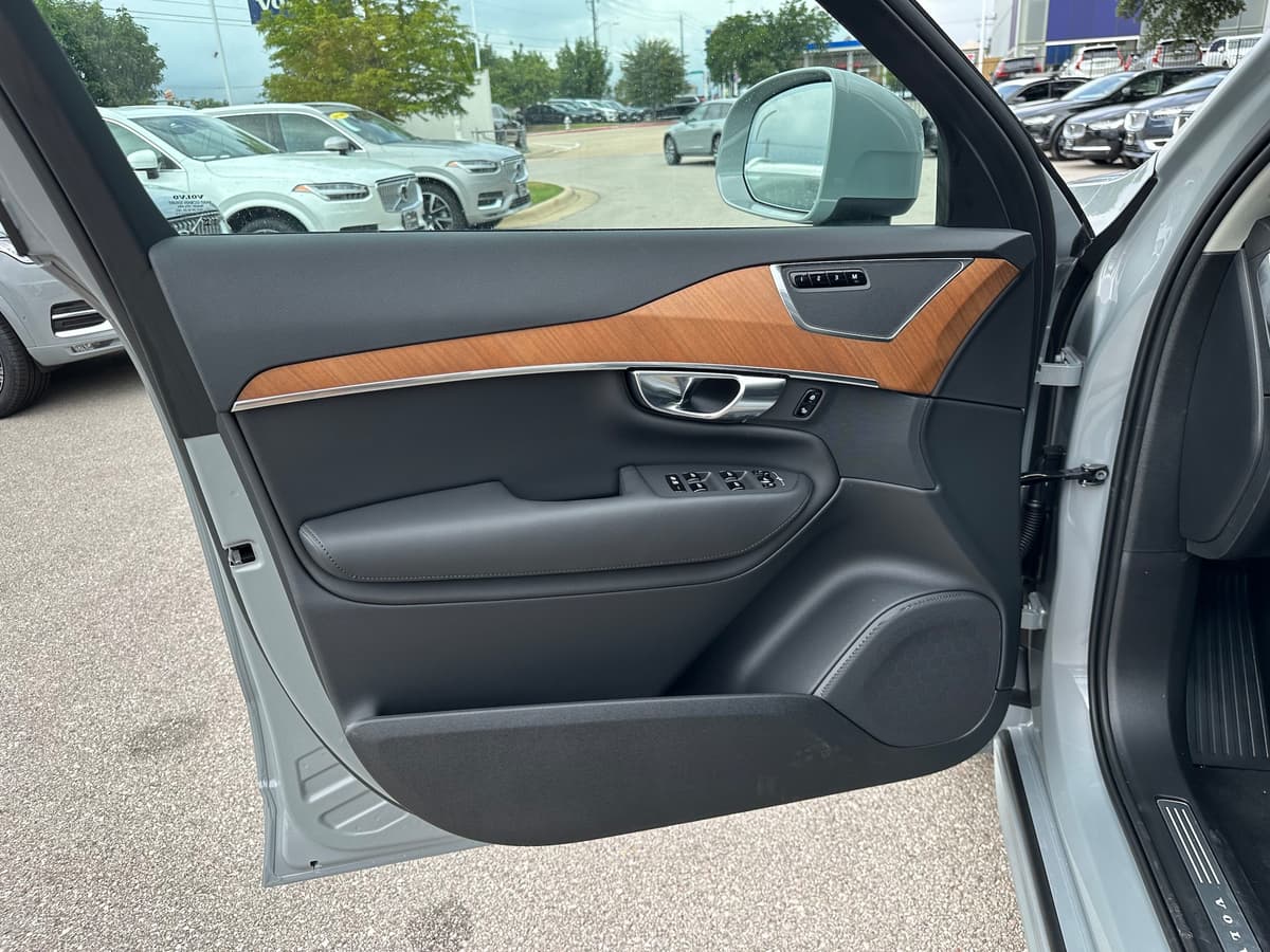 2025 Volvo XC90 plug-in hybrid - Image 15