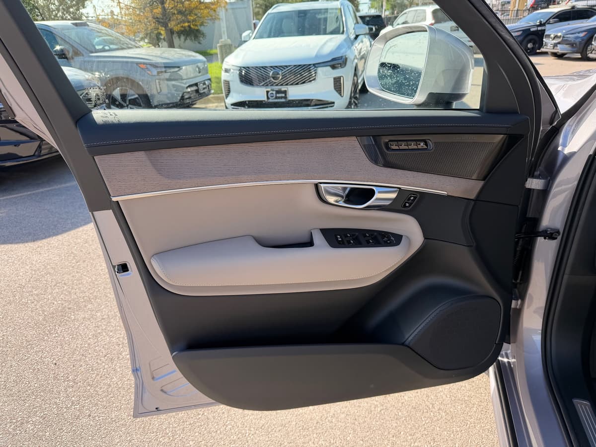2026 Volvo XC90 - Image 17
