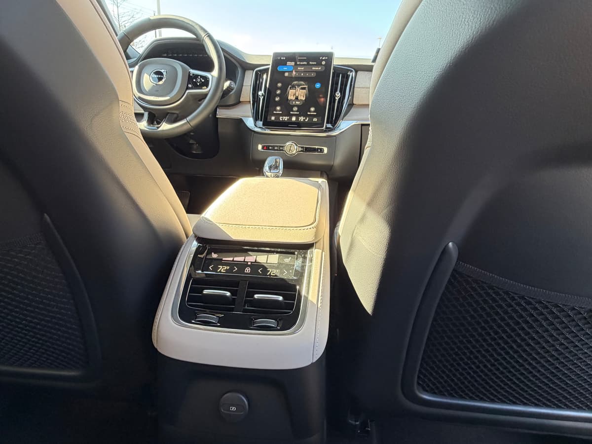 2026 Volvo XC90 plug-in hybrid - Image 12