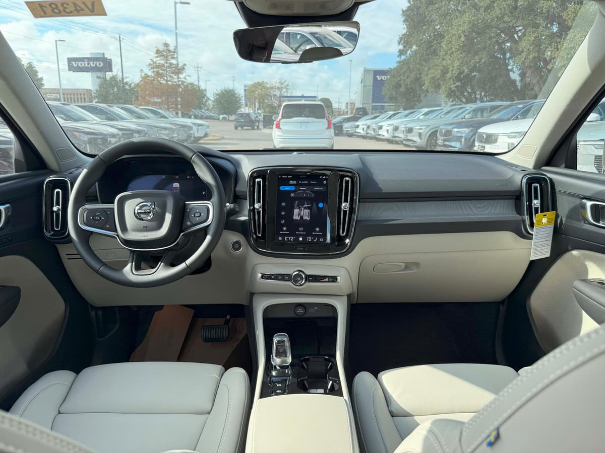2026 Volvo XC40 - Image 21
