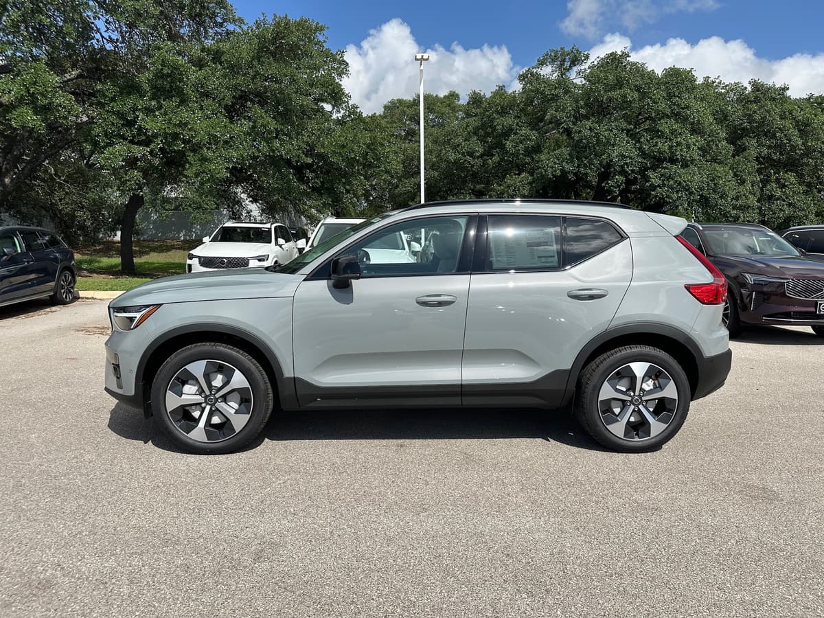 2026 Volvo XC40 - Image 3