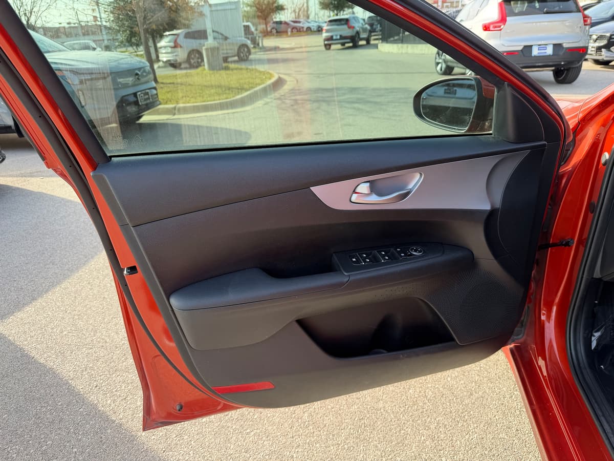 2023 Kia Forte - Image 21