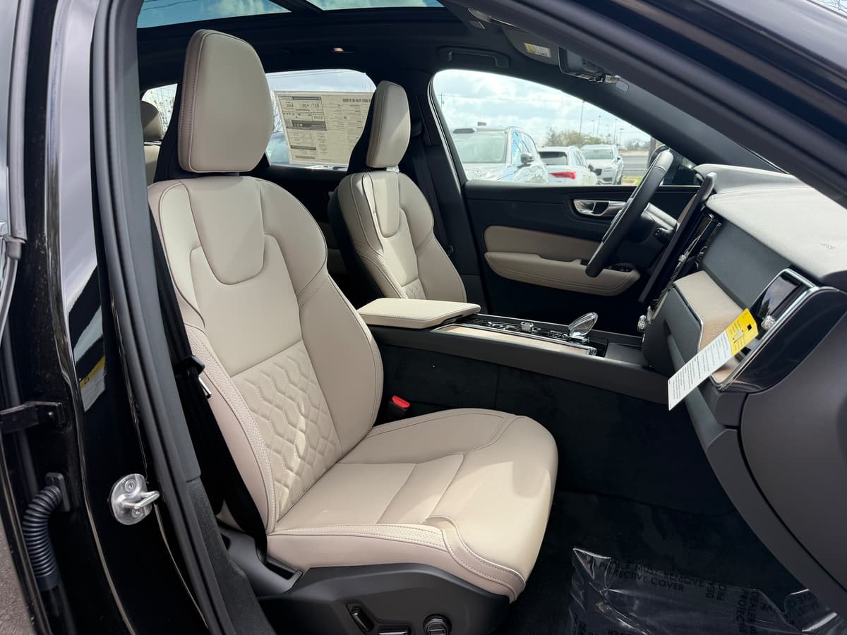 2026 Volvo XC60 plug-in hybrid - Image 8