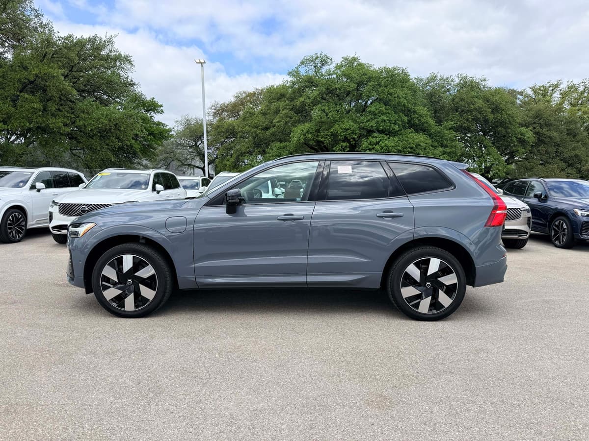 2024 Volvo XC60 plug-in hybrid - Image 3