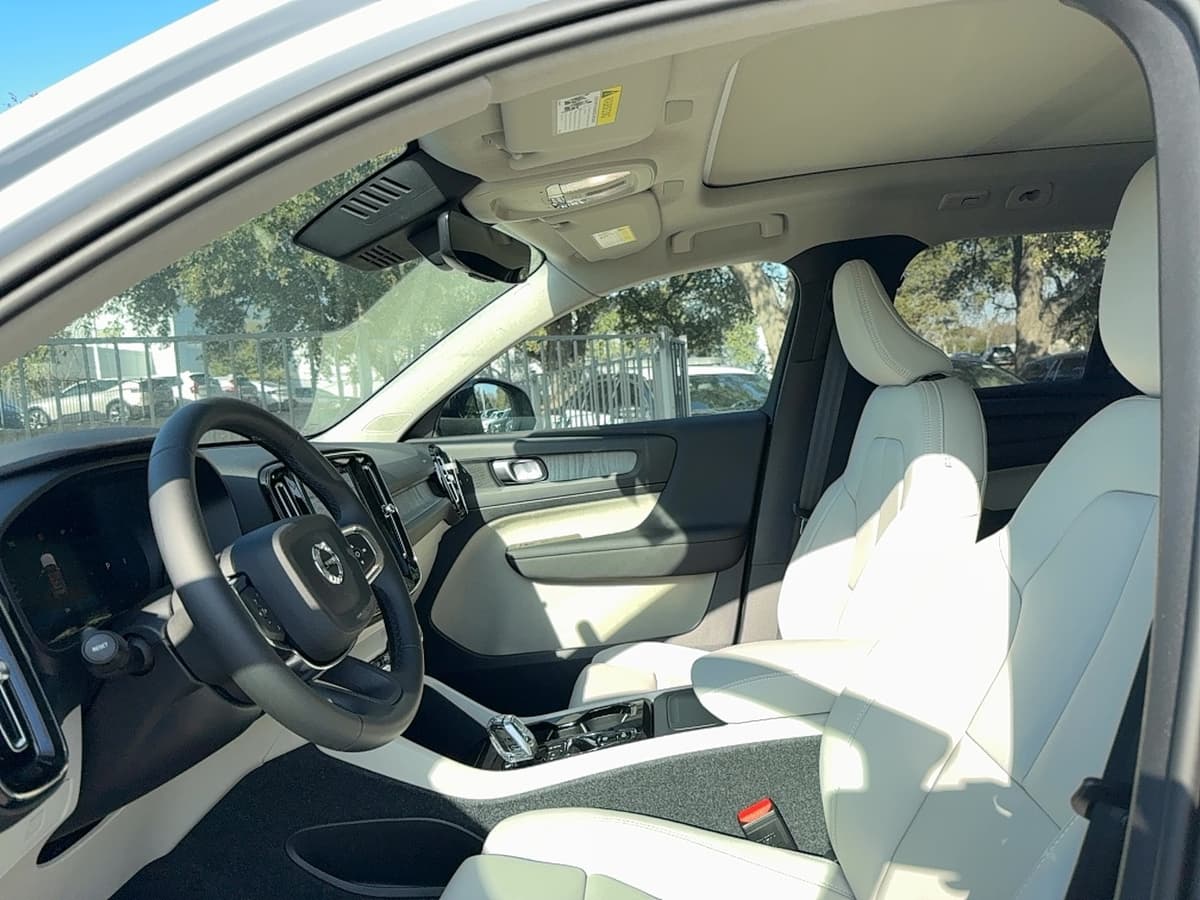 2026 Volvo XC40 - Image 10