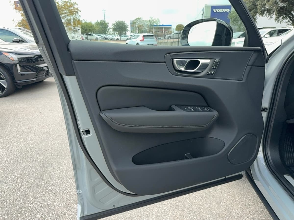 2026 Volvo XC60 - Image 12