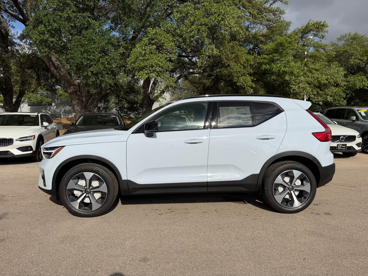 2026 Volvo XC40 - Image 3