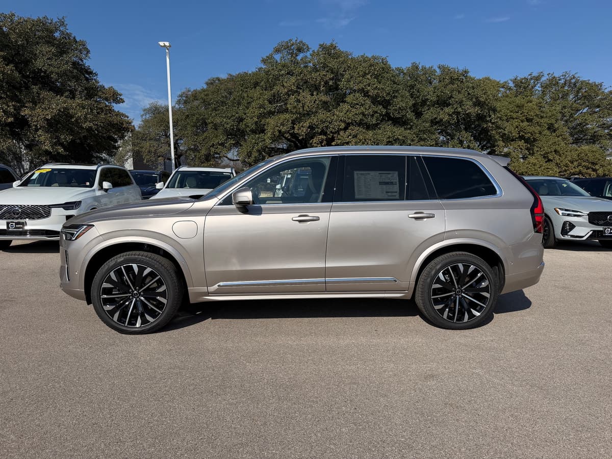 2026 Volvo XC90 plug-in hybrid - Image 3