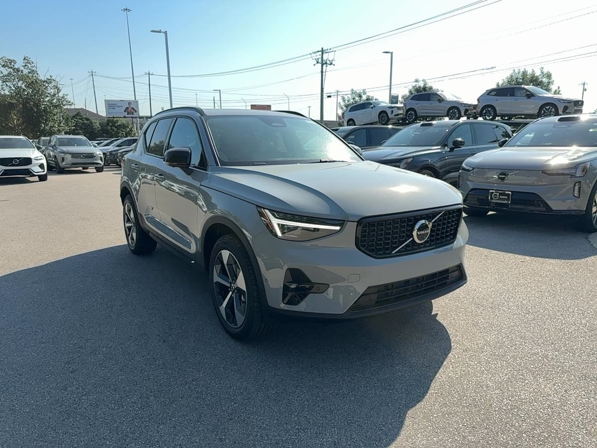 2026 Volvo XC40 - Image 9