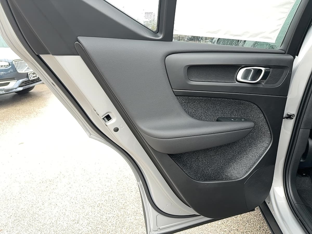 2025 Volvo XC40 - Image 15