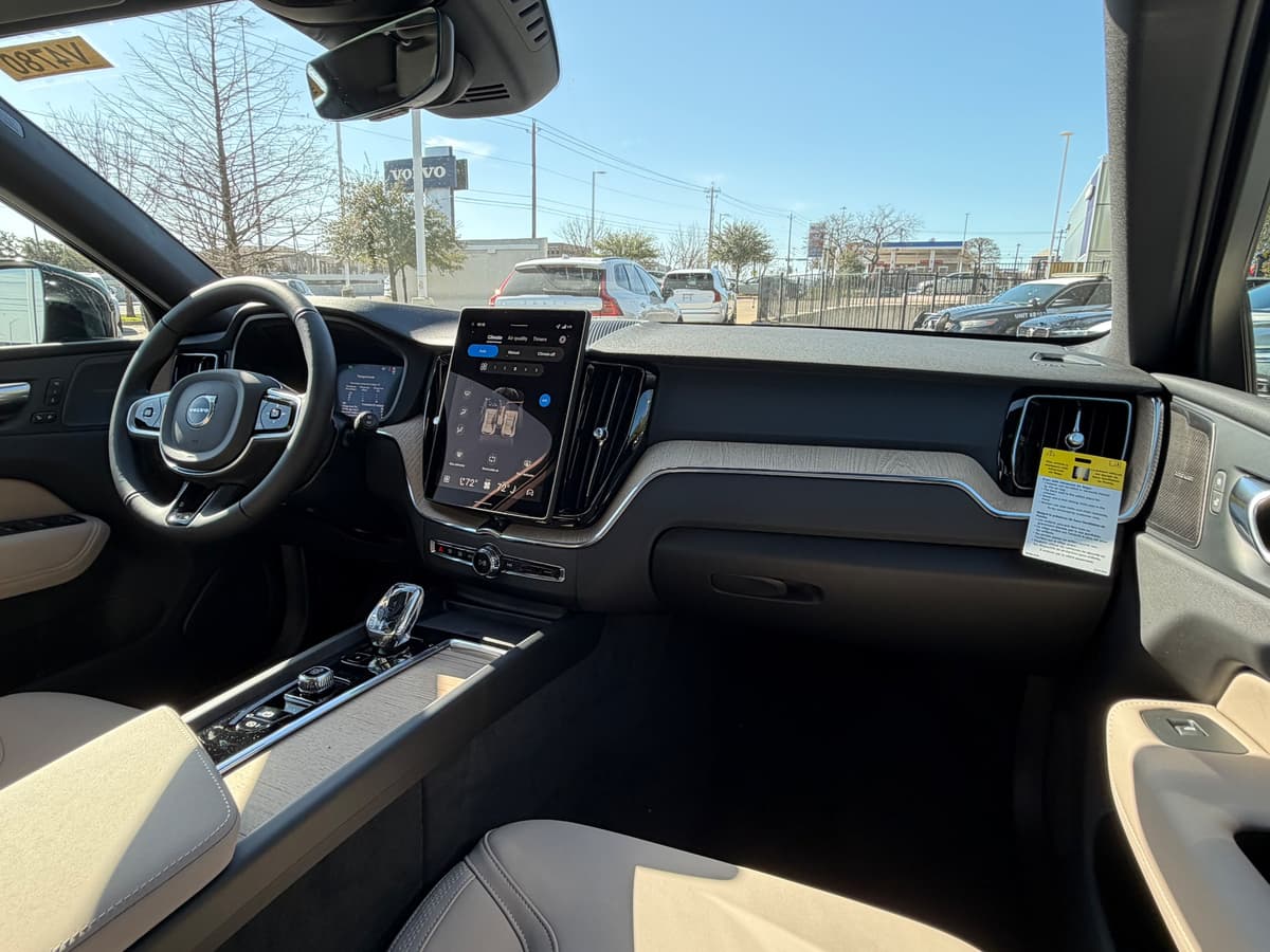 2026 Volvo XC60 plug-in hybrid - Image 8