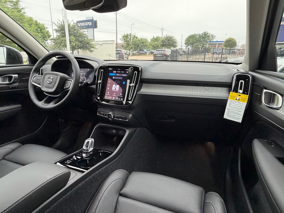 2026 Volvo XC40 - Image 9