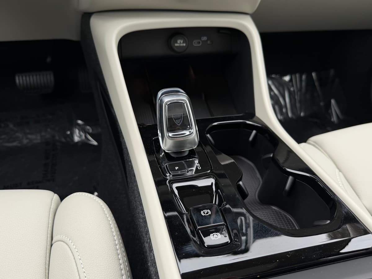 2026 Volvo XC40 - Image 13