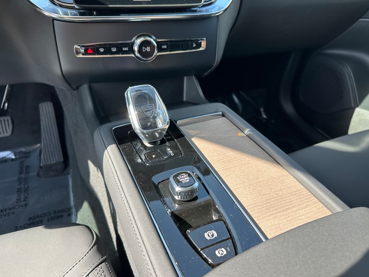 2025 Volvo XC90 plug-in hybrid - Image 13