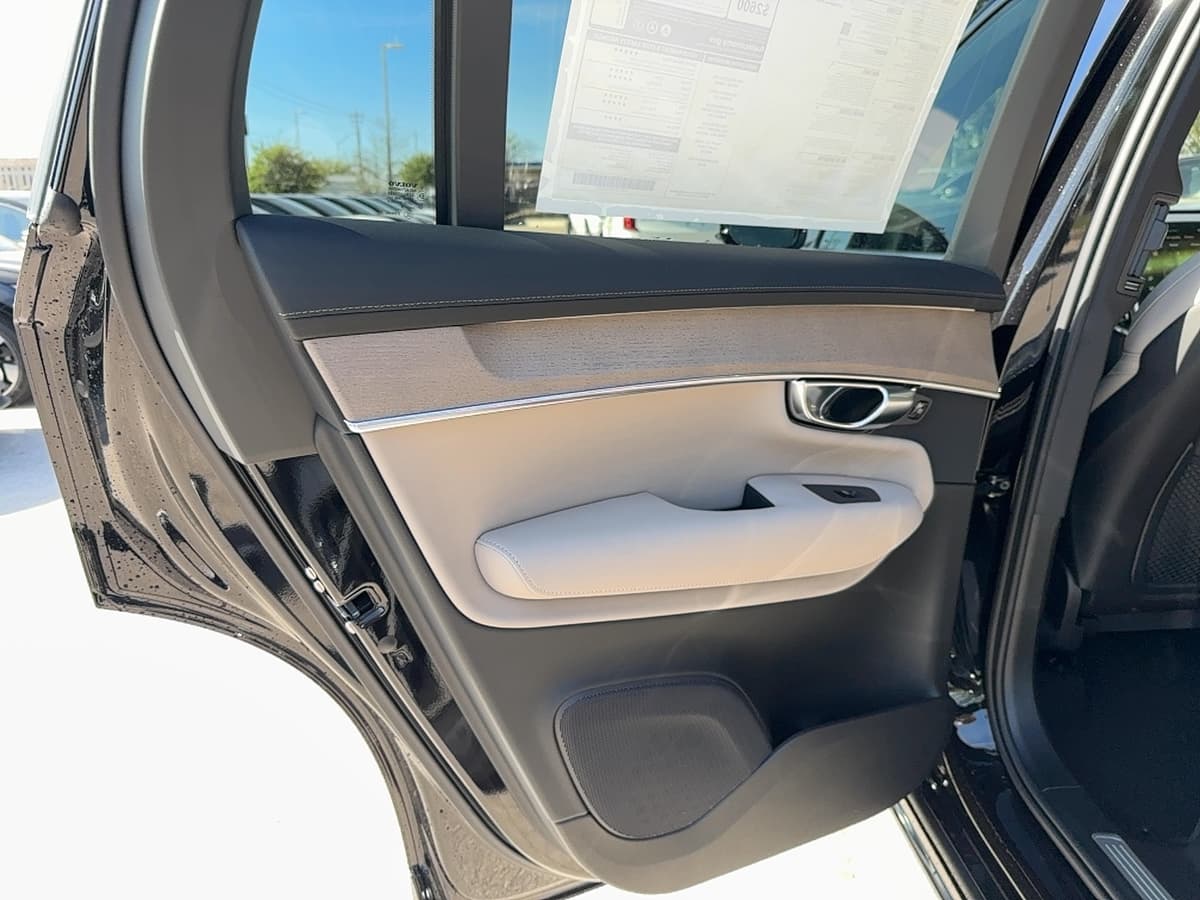 2026 Volvo XC90 - Image 13