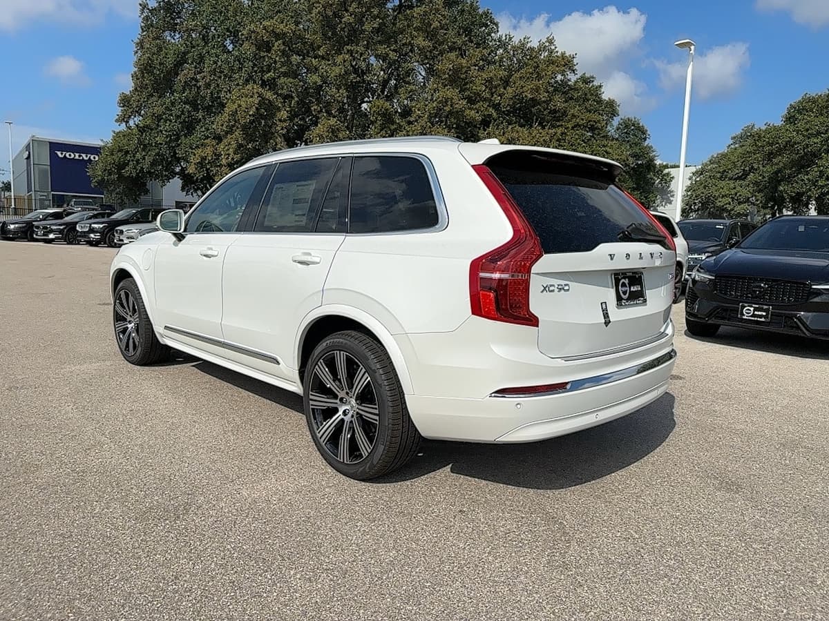 2025 Volvo XC90 plug-in hybrid - Image 4