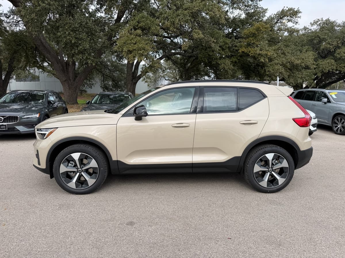 2026 Volvo XC40 - Image 3