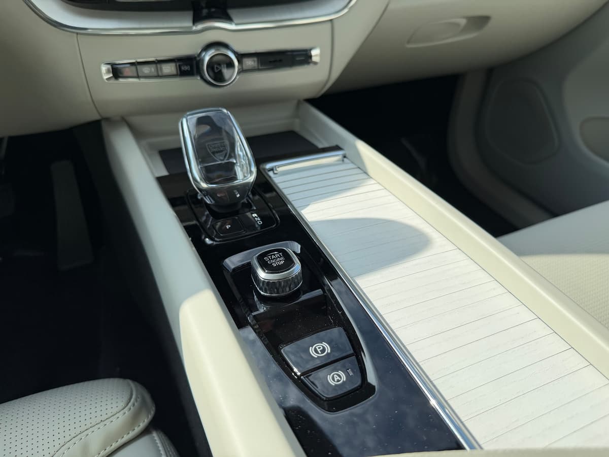 2026 Volvo XC60 plug-in hybrid - Image 13