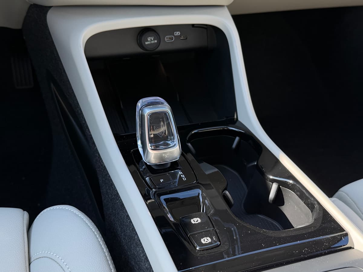 2026 Volvo XC40 - Image 13