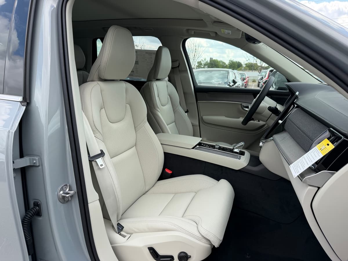 2026 Volvo XC90 plug-in hybrid - Image 8