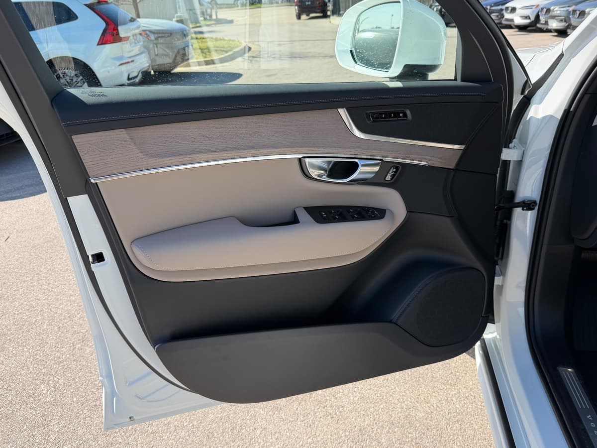 2026 Volvo XC90 plug-in hybrid - Image 17