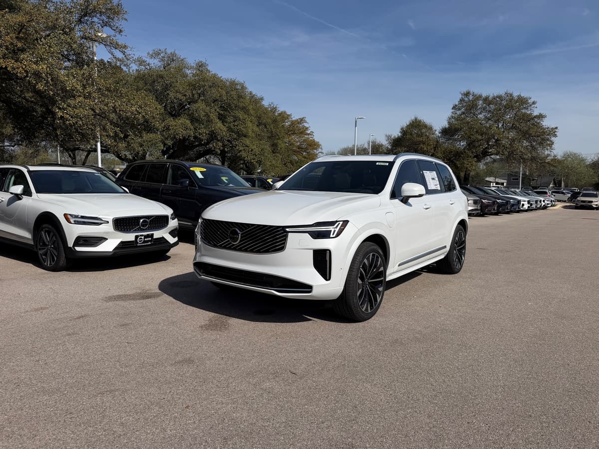 2026 Volvo XC90 plug-in hybrid - Image 2