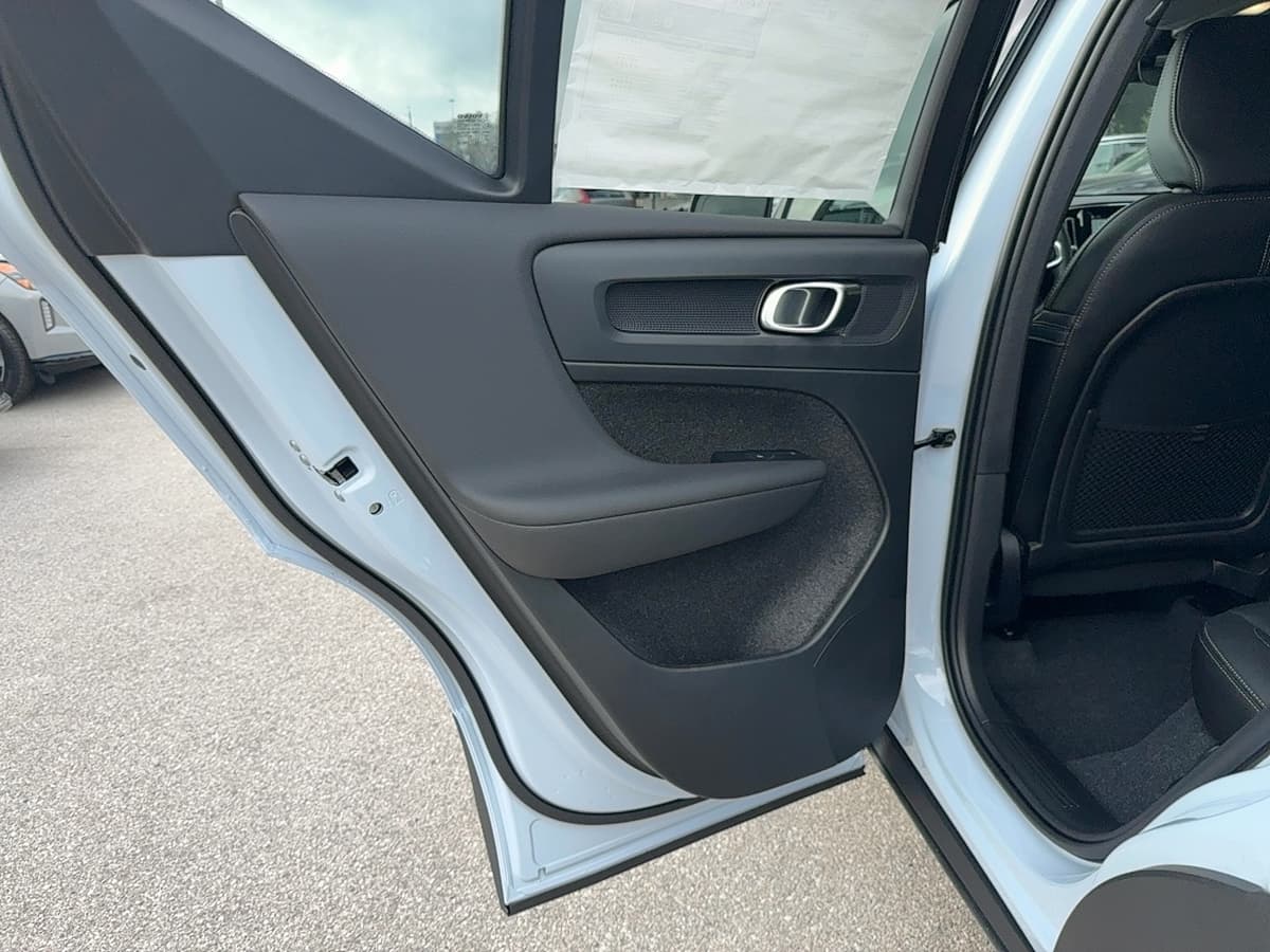 2026 Volvo XC40 - Image 14