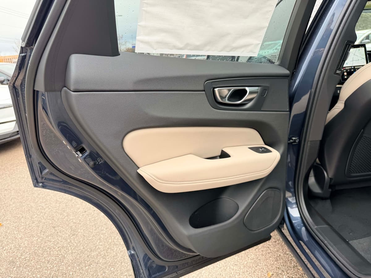 2026 Volvo XC60 - Image 14