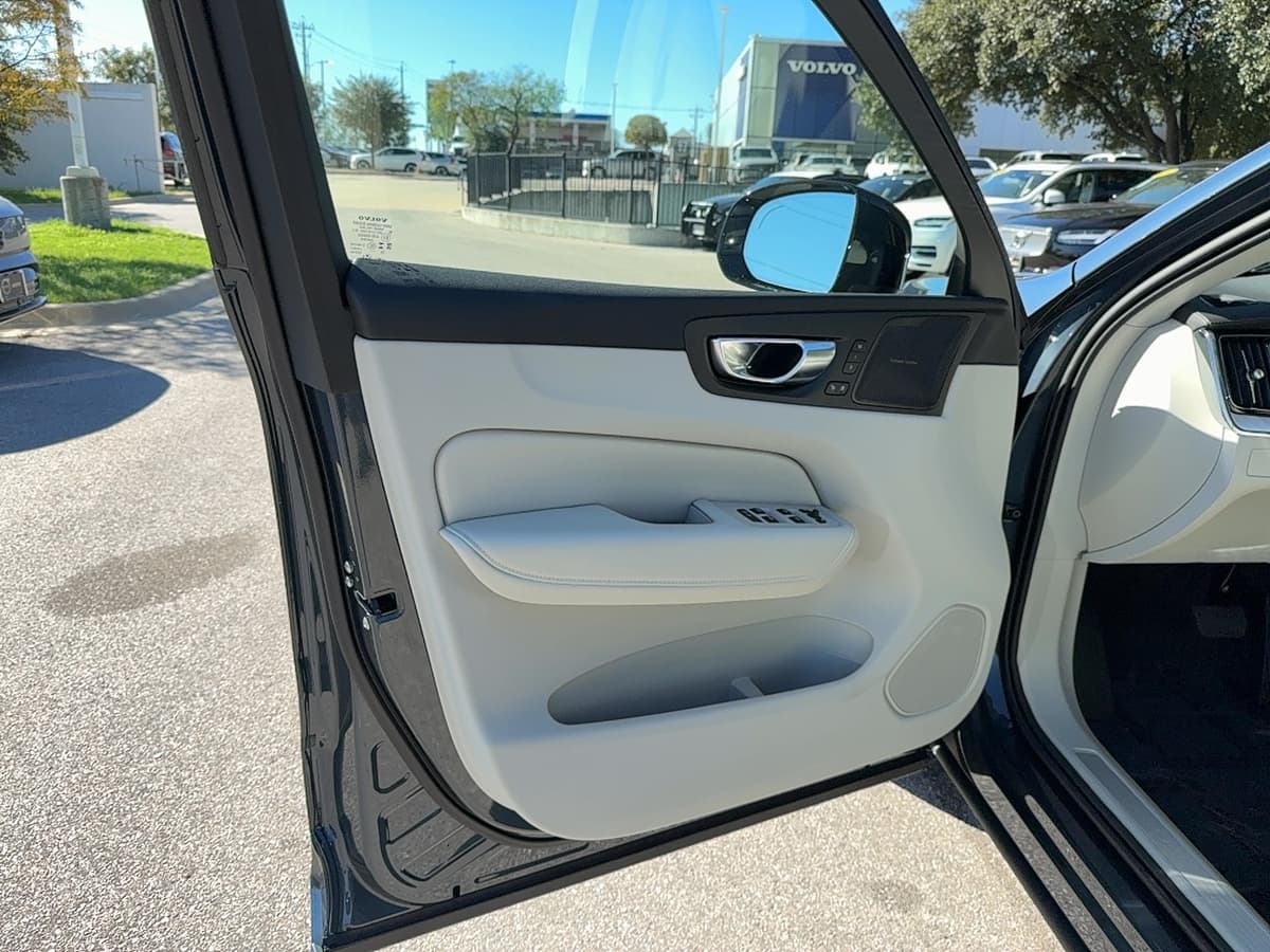 2026 Volvo XC60 - Image 10