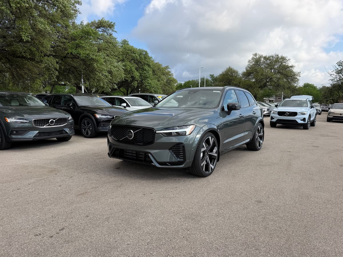 2026 Volvo XC60 plug-in hybrid - Image 2