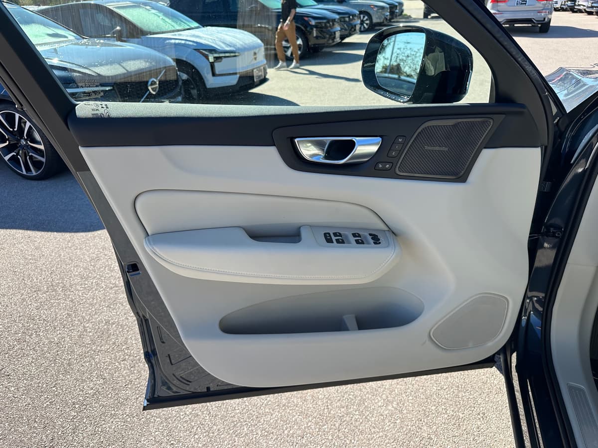 2026 Volvo XC60 - Image 17