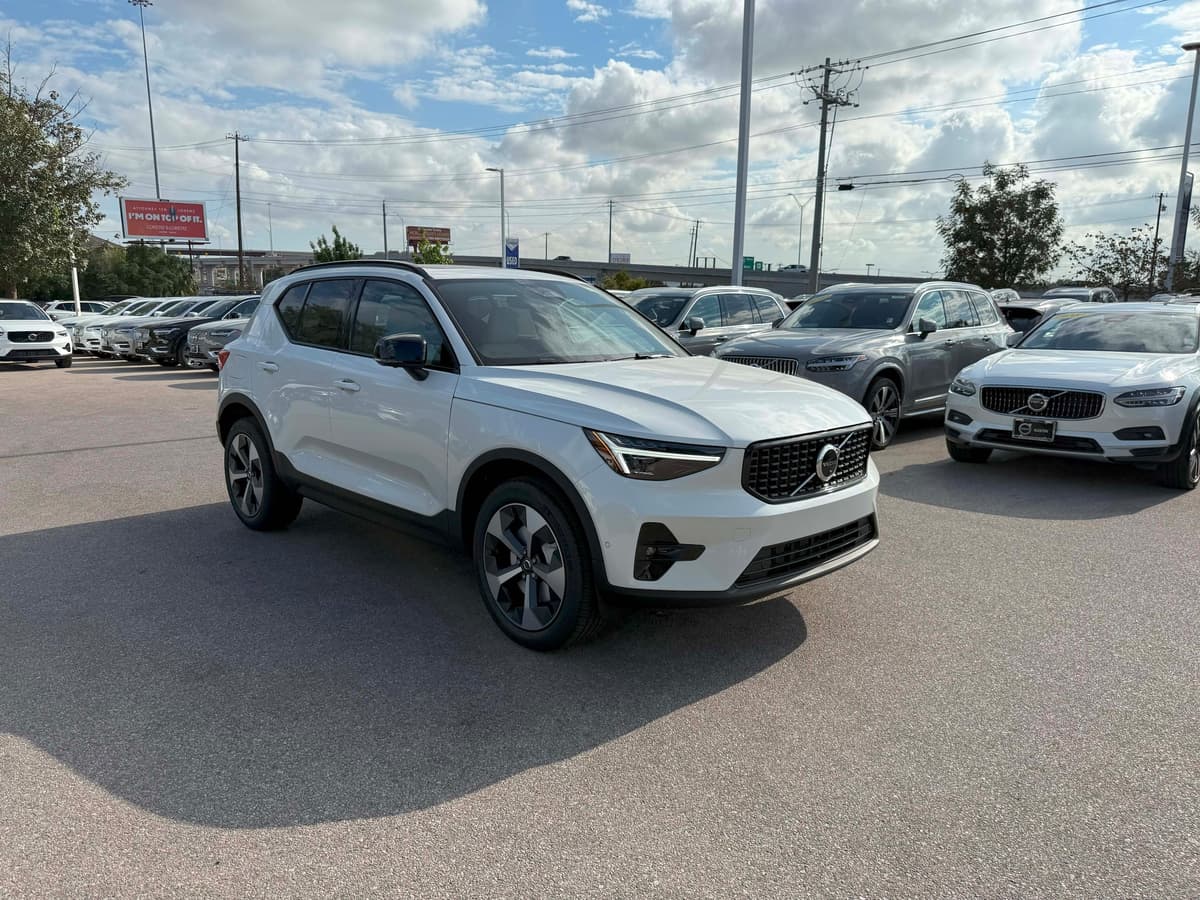 2026 Volvo XC40 - Image 8