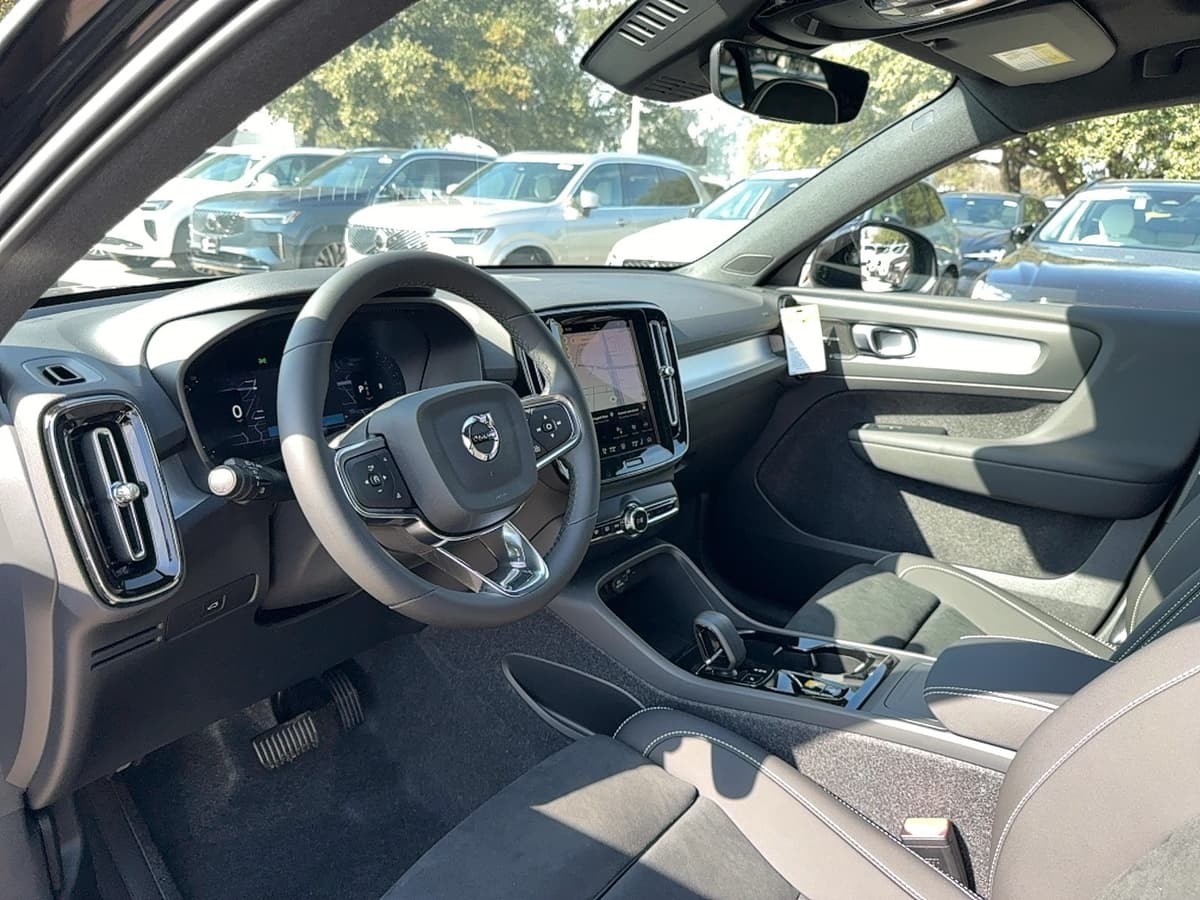 2026 Volvo XC40 - Image 10