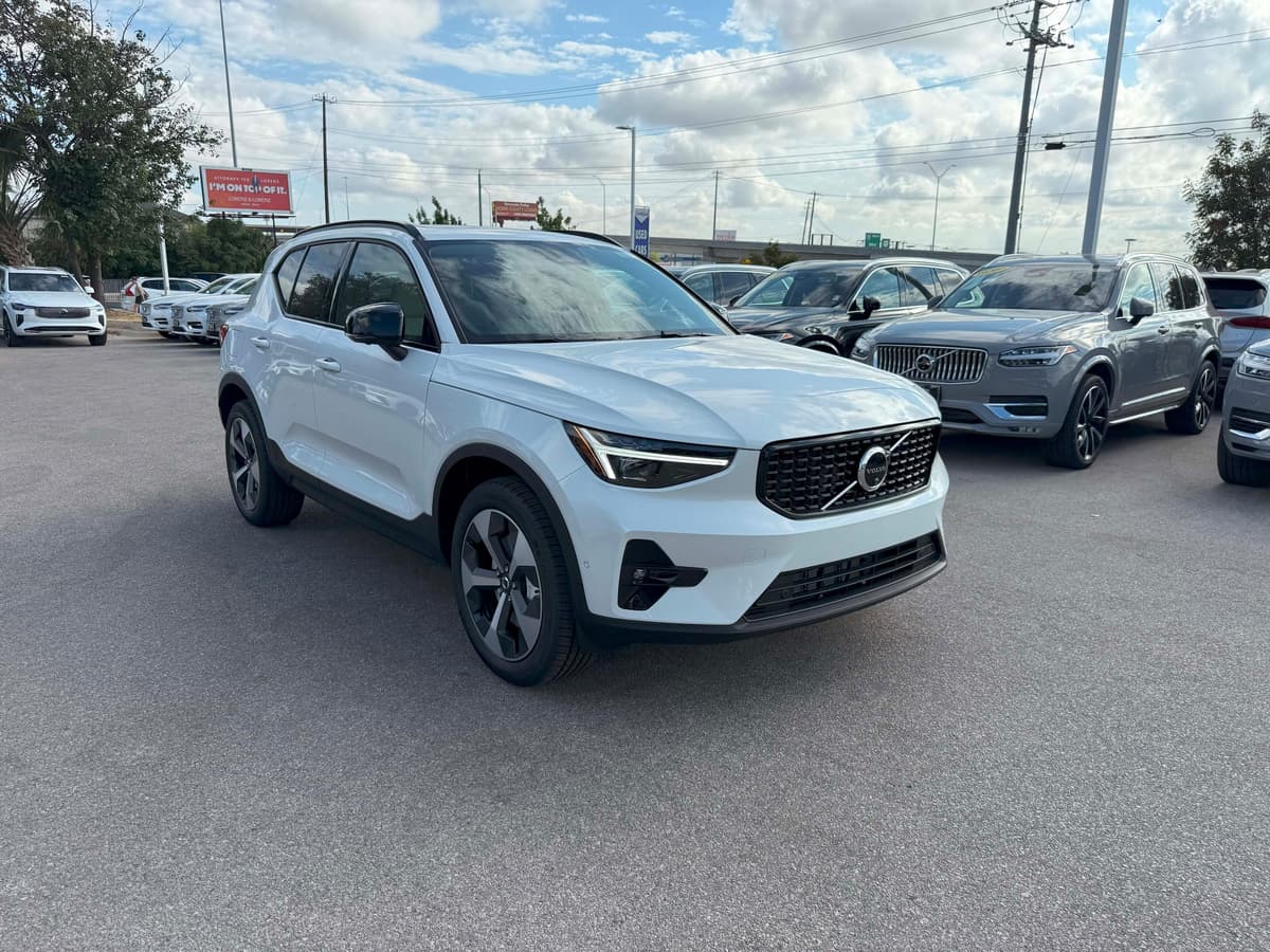 2026 Volvo XC40 - Image 8