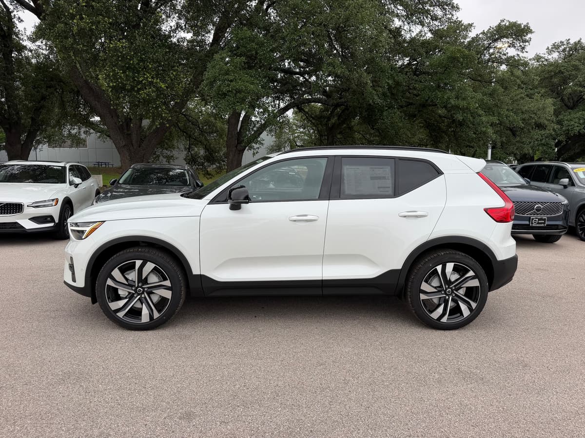 2026 Volvo XC40 - Image 2
