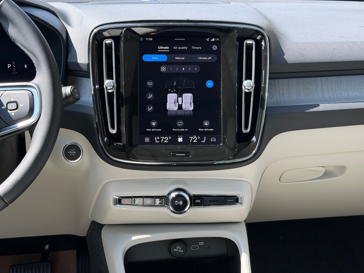 2026 Volvo XC40 - Image 12